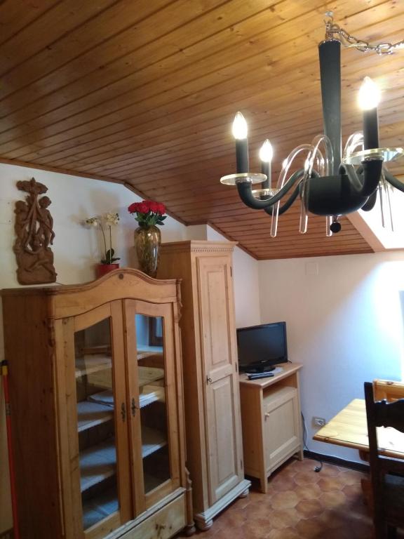 Televízia a/alebo spoločenská miestnosť v ubytovaní Steila da Mont Campitello