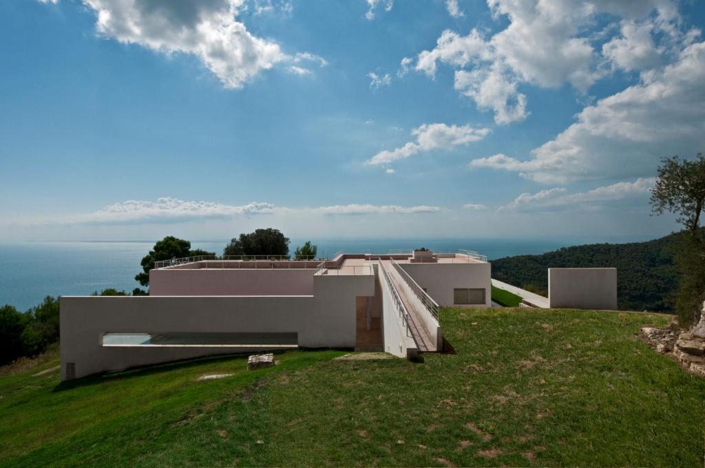 une maison sur une colline avec vue sur l'océan dans l'établissement Villa Zagare, à Mattinata