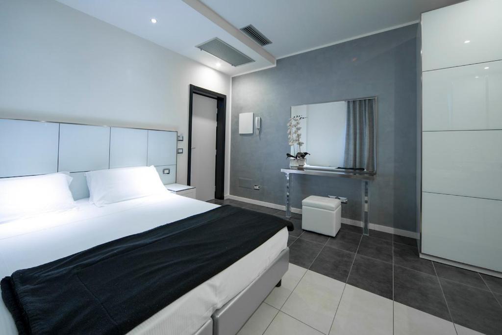 Postel nebo postele na pokoji v ubytování Atmosphere Suite Hotel