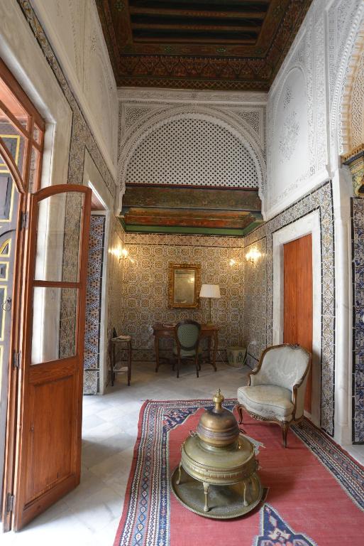 a room with a table and a tea pot on a rug at Palais Bayram in Tunis