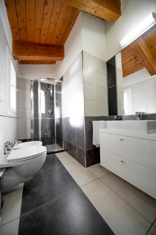Koupelna v ubytování Atmosphere Suite Hotel