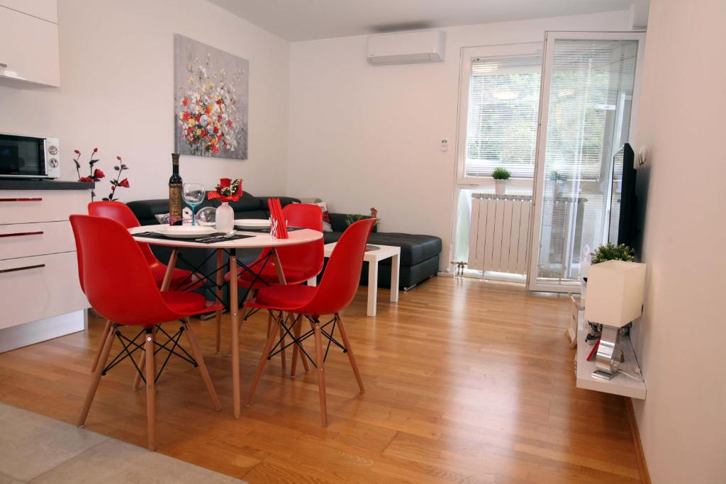 Kuchyňa alebo kuchynka v ubytovaní Apartment West