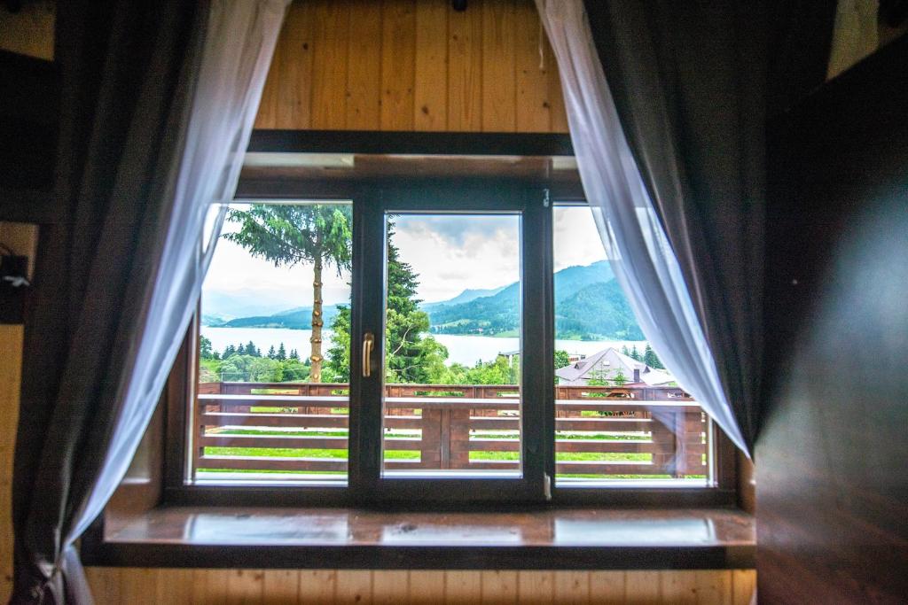 Cette chambre dispose d'une fenêtre offrant une vue sur les montagnes. dans l'établissement Licurici, à Colibiţa