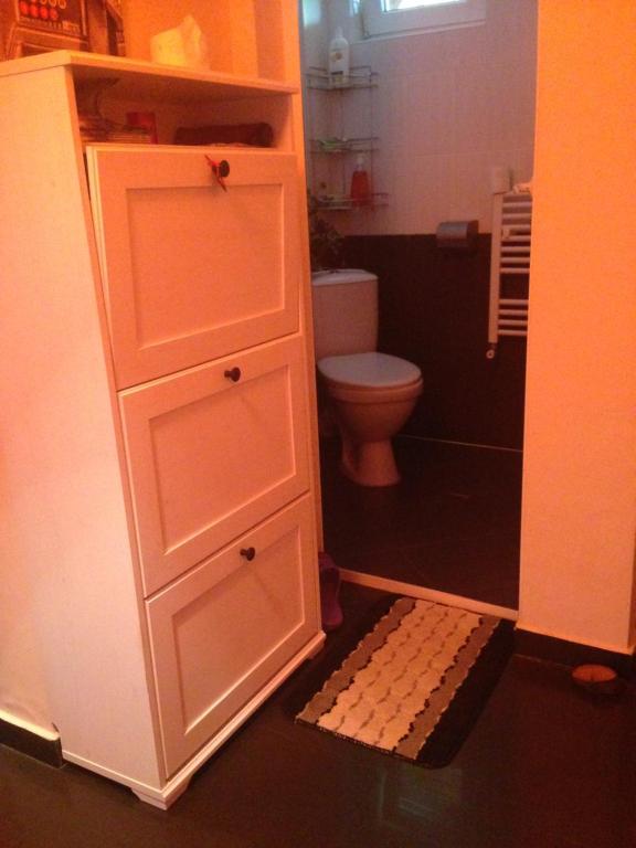 A bathroom at Black&Red Apartment