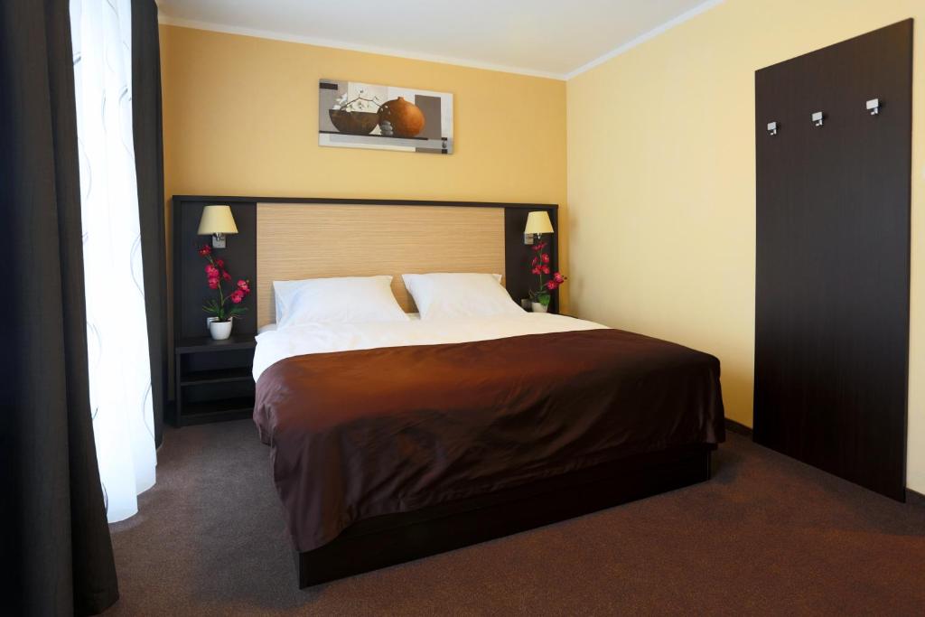 Postel nebo postele na pokoji v ubytování Casino & Hotel ADMIRAL Ptuj