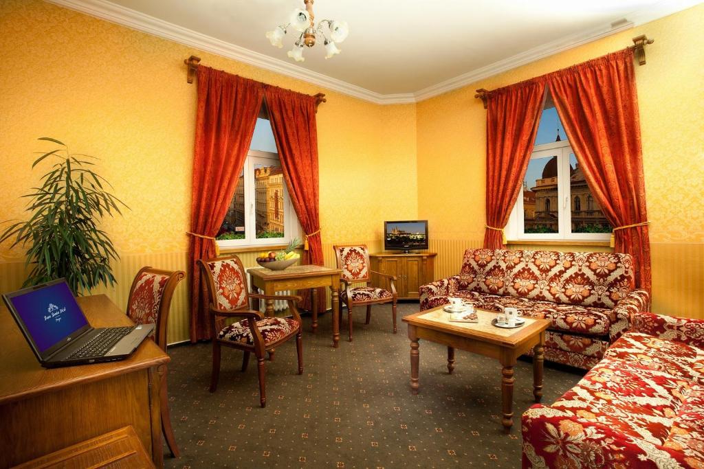 TV a/nebo společenská místnost v ubytování Green Garden Hotel