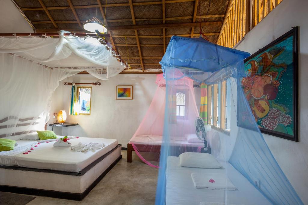 Postel nebo postele na pokoji v ubytování De Silva Wind Resort Kalpitiya - Kitesurfing School Sri Lanka