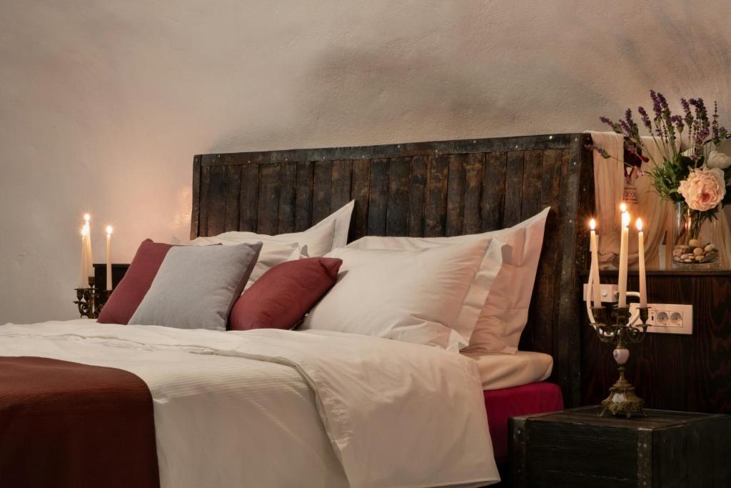 Postel nebo postele na pokoji v ubytování Abelis Canava Luxury Suites