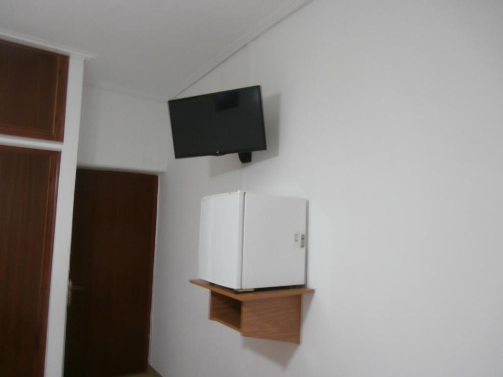 telewizor z płaskim ekranem na ścianie w pokoju w obiekcie Hotel Aris w mieście Methoni