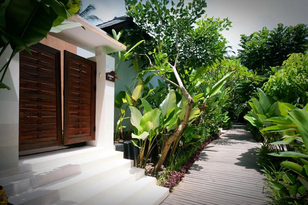 Un jardín fuera de Kebun Villas & Resort