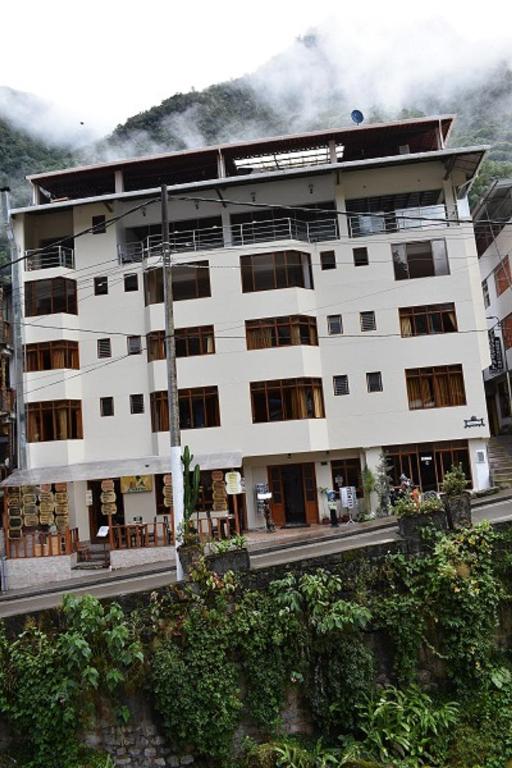 Nespecifikovaný výhled na hory nebo výhled na hory při pohledu z hotelu