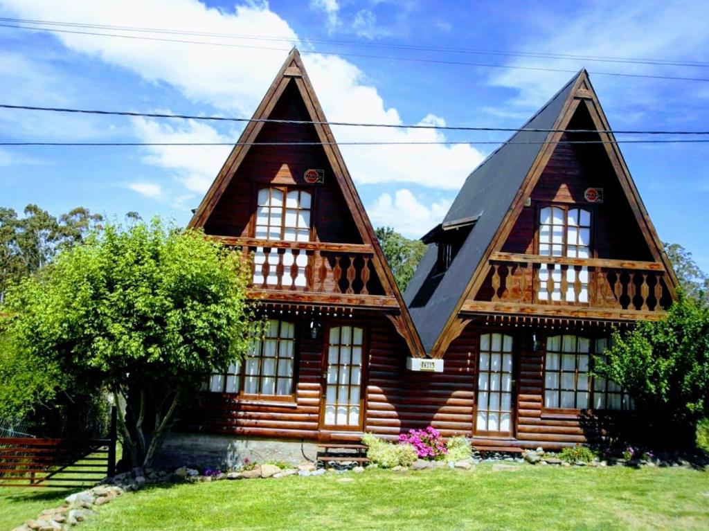 a wooden house with a gambrel roof at Alpinas del Lago Tandil in Tandil