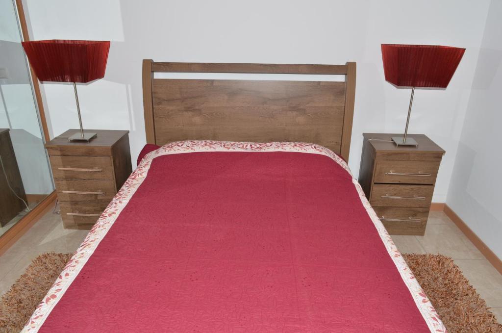 ein Schlafzimmer mit einem großen Bett mit zwei Lampen in der Unterkunft Apartamento Rita in Praia