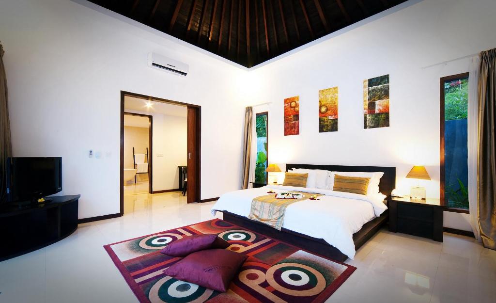 Una cama o camas en una habitación de Kebun Villas & Resort