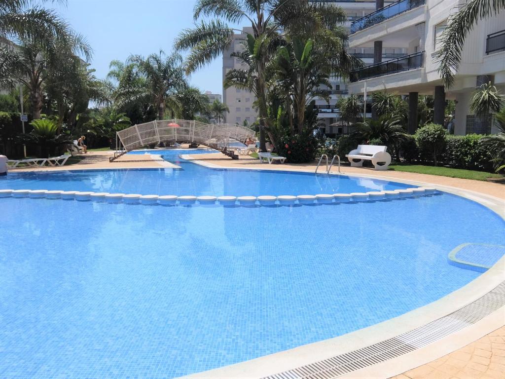 - une grande piscine avec toboggan dans un bâtiment dans l'établissement EL EDEN de PLAYA DE GANDIA - Alquiler Familiar., à Gandía