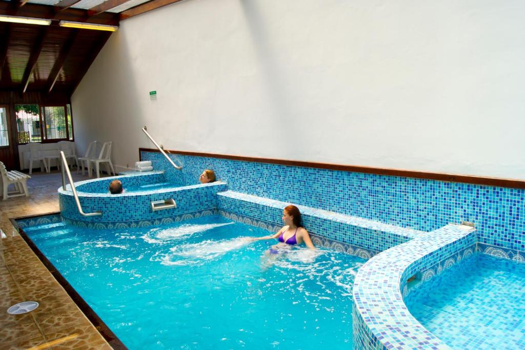 a woman swimming in a swimming pool at Hotel Argentina in Atlántida