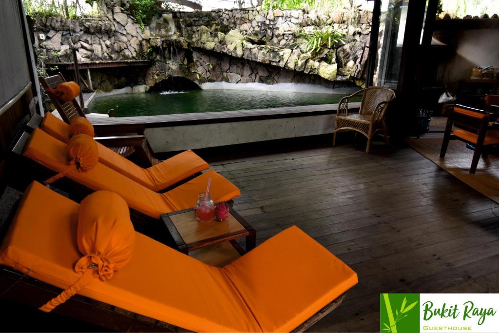 Posezení v ubytování Bukit Raya Guesthouse
