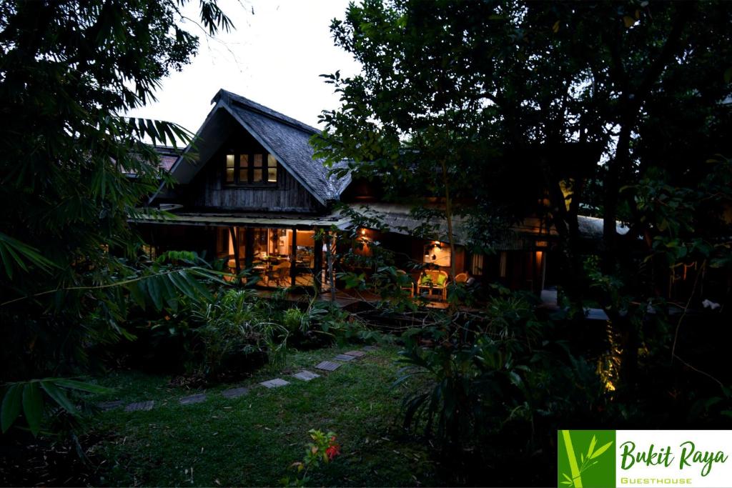 Zahrada ubytování Bukit Raya Guesthouse