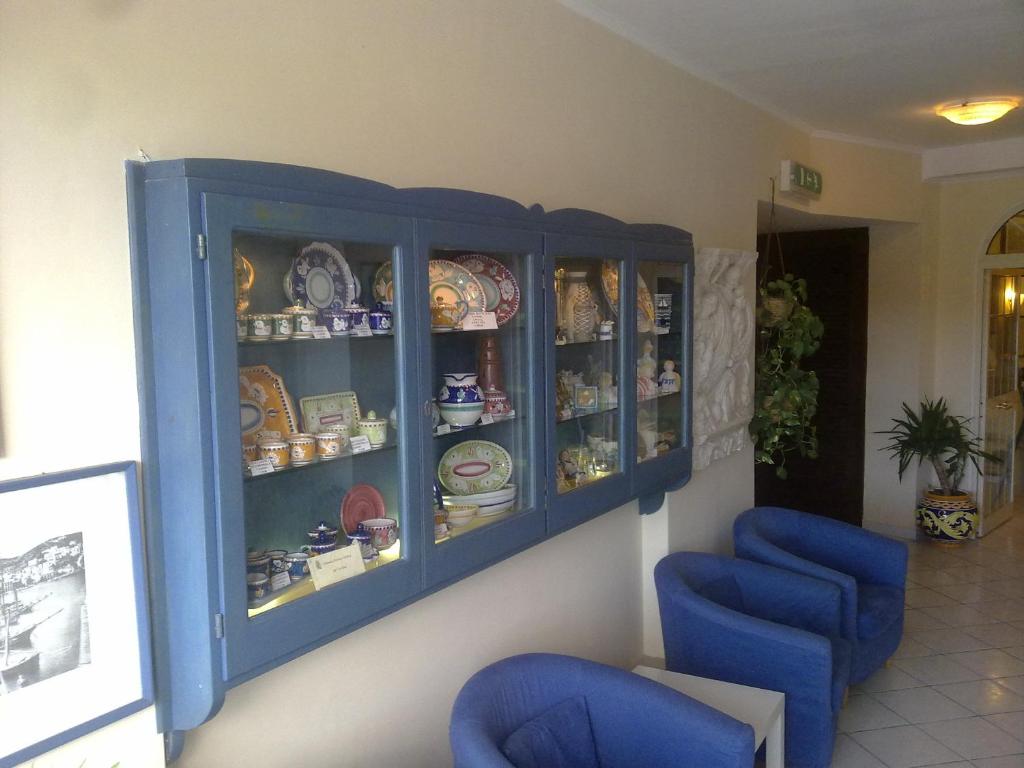 A seating area at Hotel La Baia