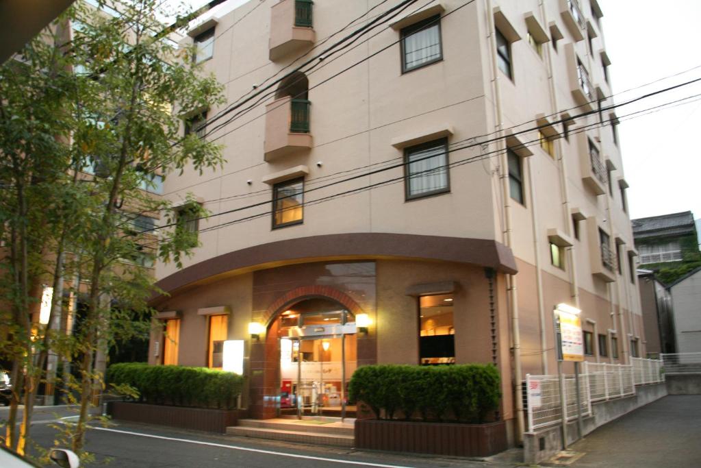 un edificio en la esquina de una calle en Hotel Ikeda, en Nagasaki
