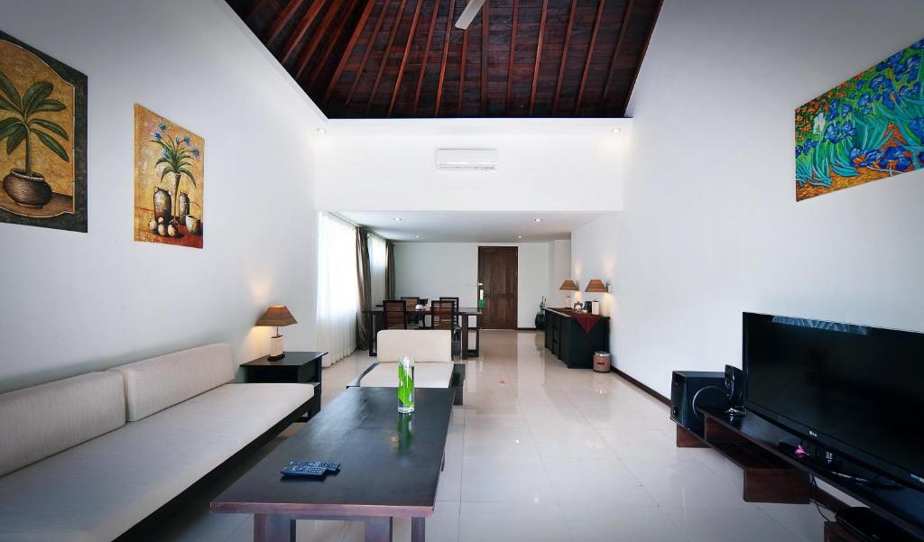Una televisión o centro de entretenimiento en Kebun Villas & Resort