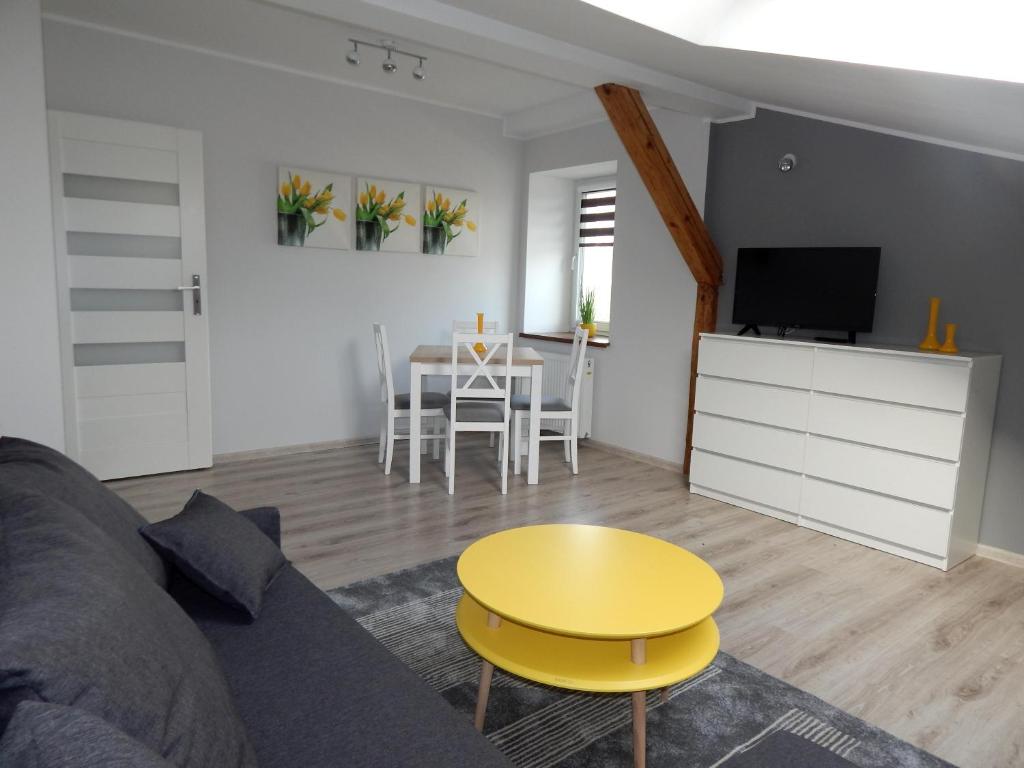 - un salon avec un canapé et une table dans l'établissement Apartamenty "Kotlina", à Bystrzyca Kłodzka