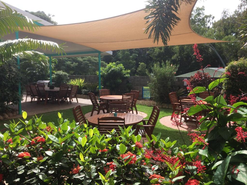 Zahrada ubytování Tropical Palms Resort & 4WD Hire