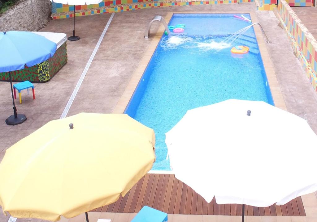 Bazén v ubytování Hotel El Angliru nebo v jeho okolí