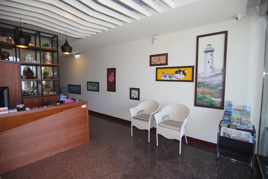 a waiting room with white chairs and a counter at Kenting Waterfront Hotel in Kenting