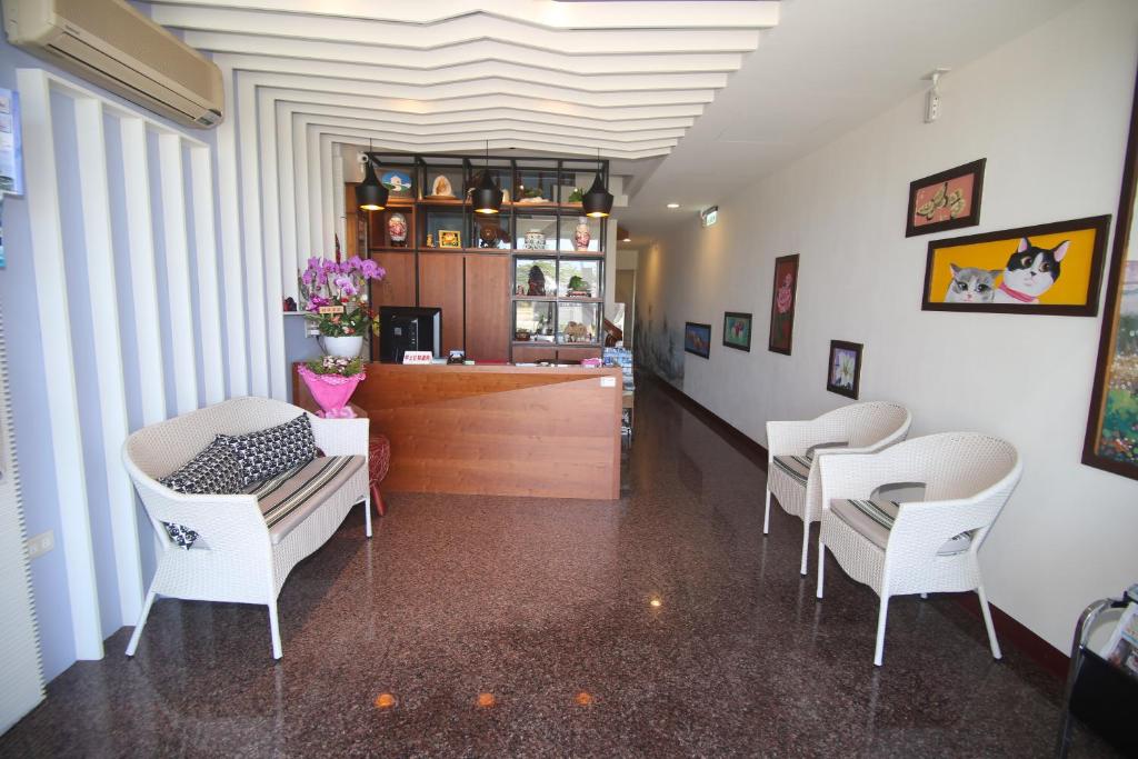 a salon with white chairs and a counter in a room at Kenting Waterfront Hotel in Kenting