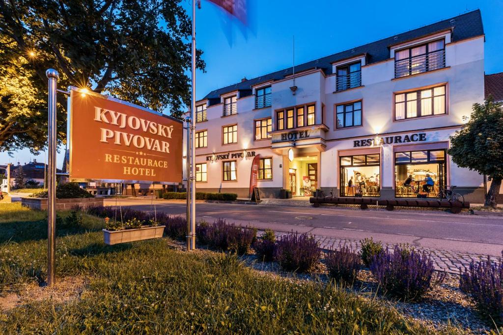 un edificio con una señal delante de él en Kyjovský pivovar - hotel, restaurace, pivní lázně, en Kyjov