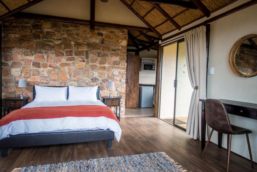 Postel nebo postele na pokoji v ubytování Ikwanitsha Lodge