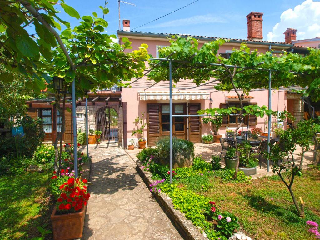 a garden in front of a house at Apartments Maria 64 in Vodnjan