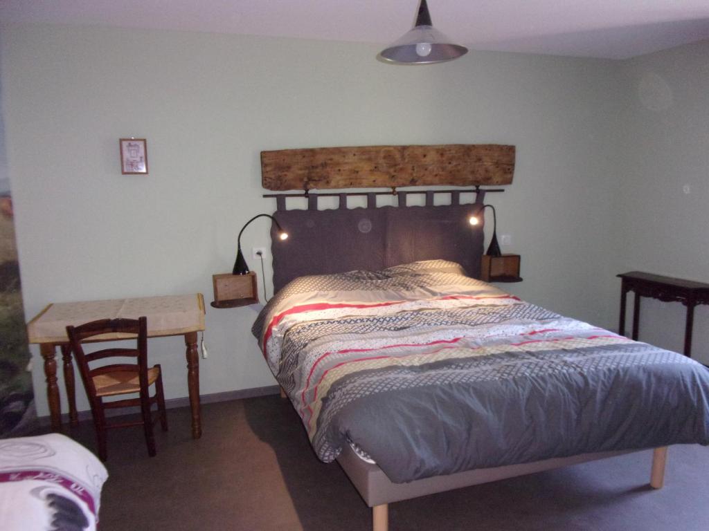 Postel nebo postele na pokoji v ubytování Chambre d'hôtes Le Cascadou