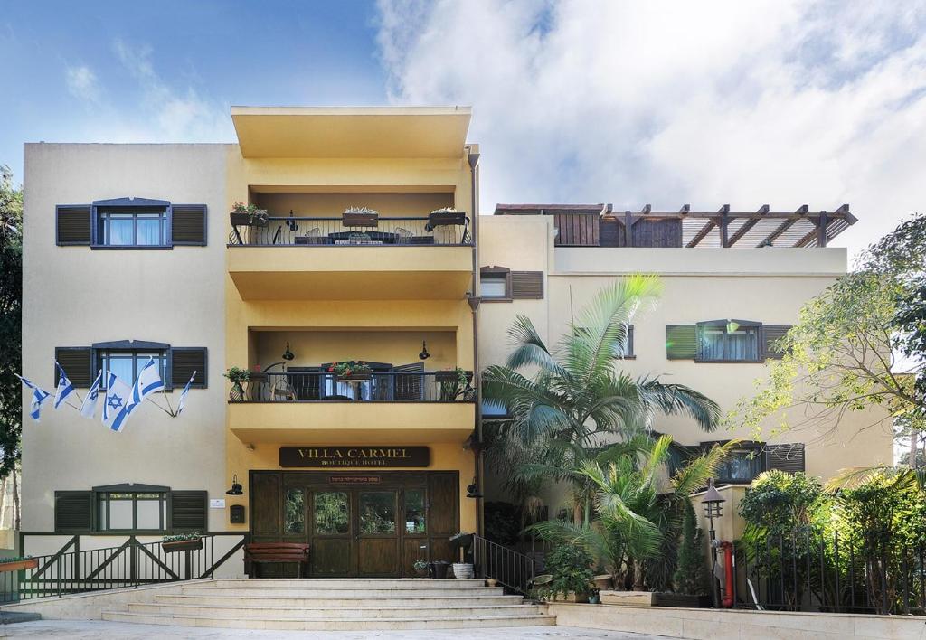 een groot gebouw met een trap ervoor bij Villa Carmel Boutique Hotel in Haifa