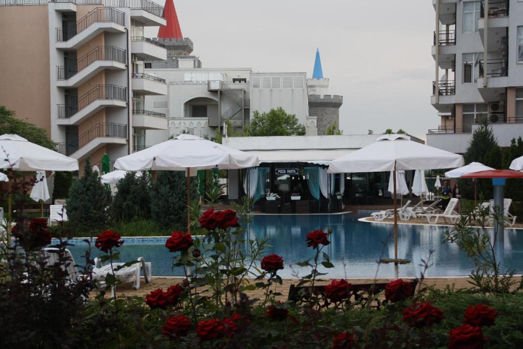 Bazén v ubytování Grand Kamelia Apartment nebo v jeho okolí