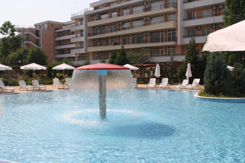 Bazén v ubytování Grand Kamelia Apartment nebo v jeho okolí