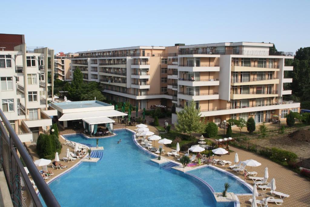 Bazén v ubytování Grand Kamelia Apartment nebo v jeho okolí