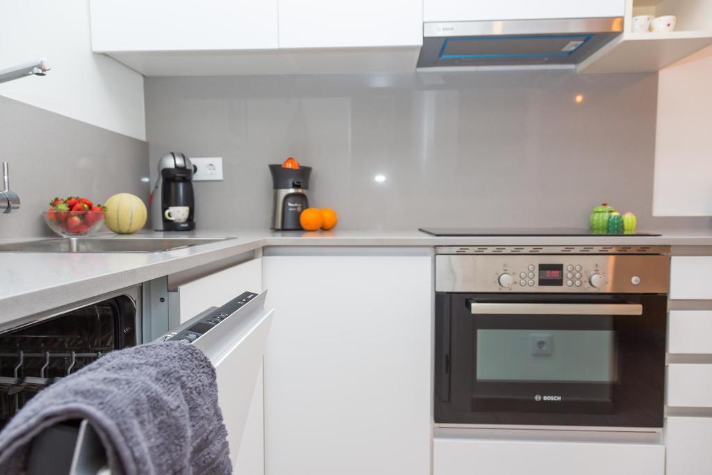 Kuchyň nebo kuchyňský kout v ubytování Rambla de Marisol Apartments