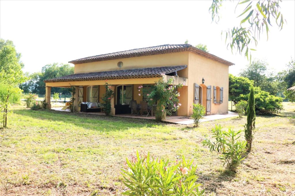 a small house in the middle of a field at Terre de Sel in Grimaud