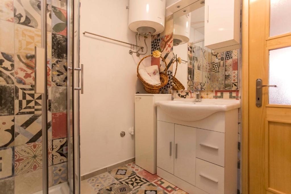 łazienka z umywalką i prysznicem w obiekcie Apartment Premsai w Rovinj