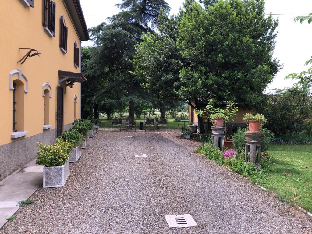 A garden outside B&B Villino Margherita