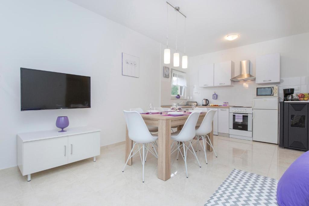 A kitchen or kitchenette at Brankica apartaments