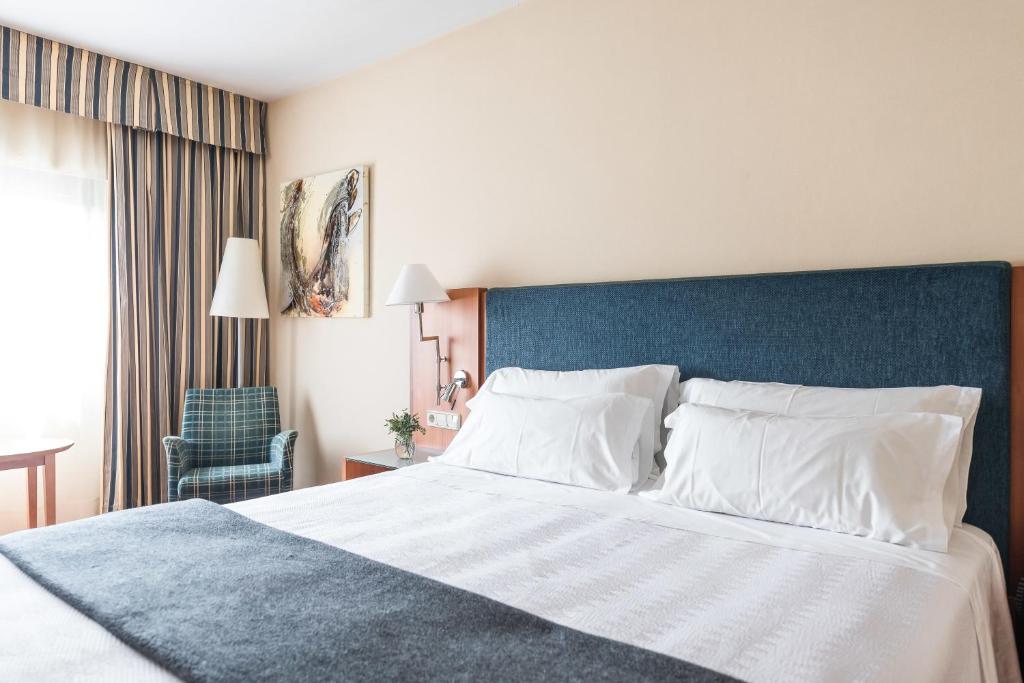 Postel nebo postele na pokoji v ubytování Up Rooms Vic Hotel