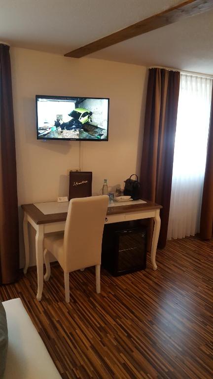 TV a/nebo společenská místnost v ubytování Gasthaus zum Hirschen