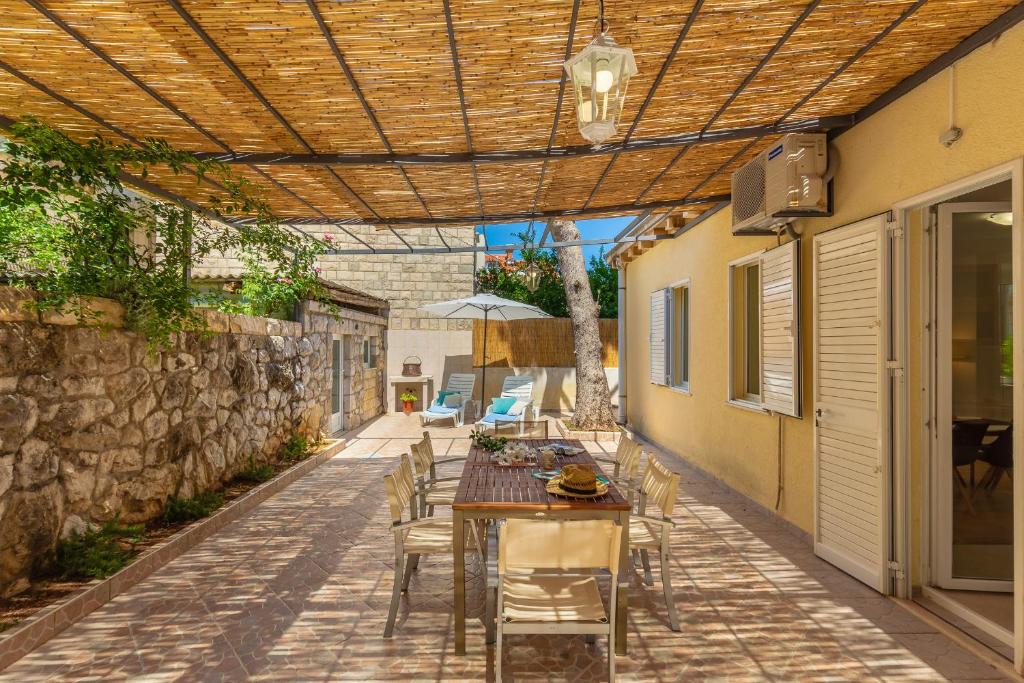Patio alebo iná vonkajšia časť ubytovania Downtown Serenity House