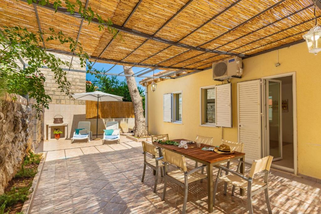 Patio alebo iná vonkajšia časť ubytovania Downtown Serenity House