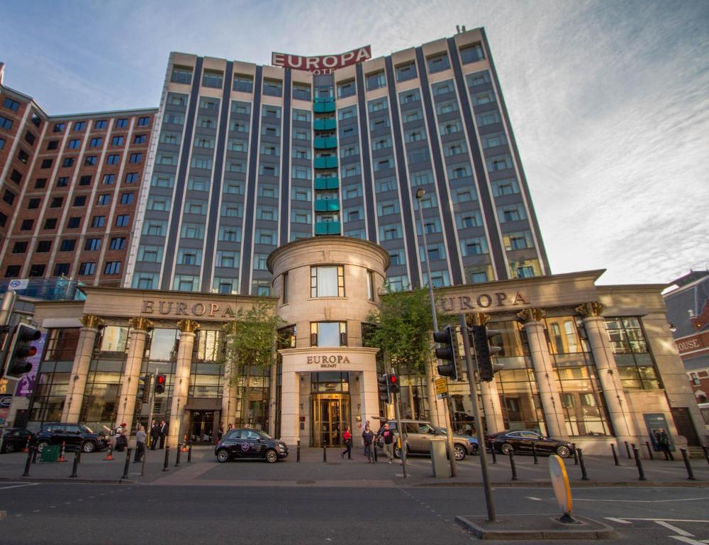 Un bâtiment avec un panneau en haut dans l'établissement Europa Hotel, à Belfast