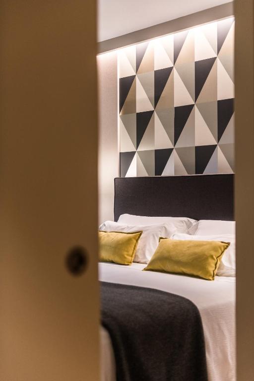 Postel nebo postele na pokoji v ubytování Up Rooms Vic Hotel
