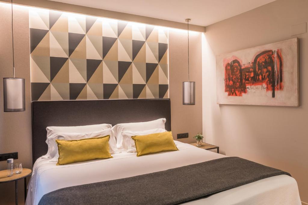 Postel nebo postele na pokoji v ubytování Up Rooms Vic Hotel